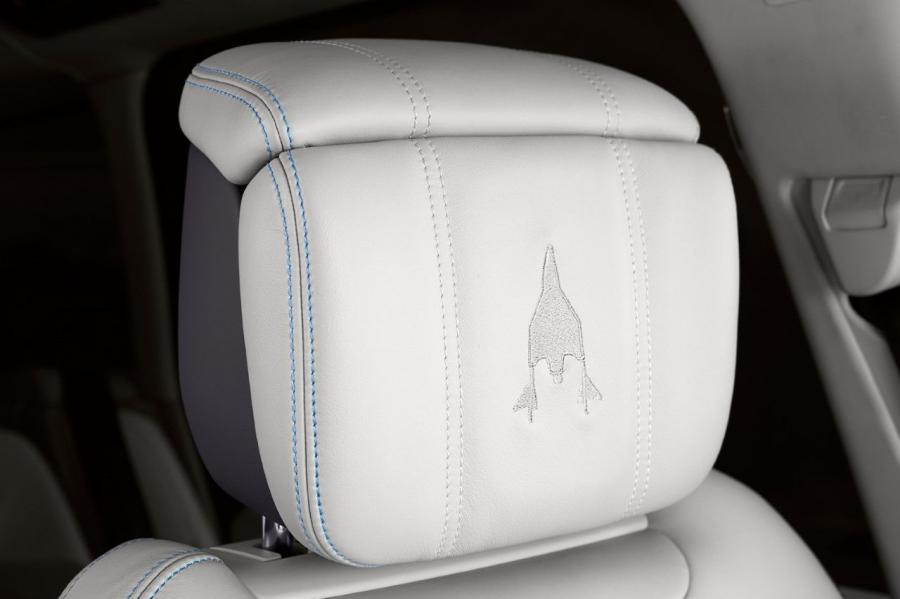 Детали интерьера Land Rover Range Rover SVO Astronaut Edition 2019 года  (фото 7 из 12)